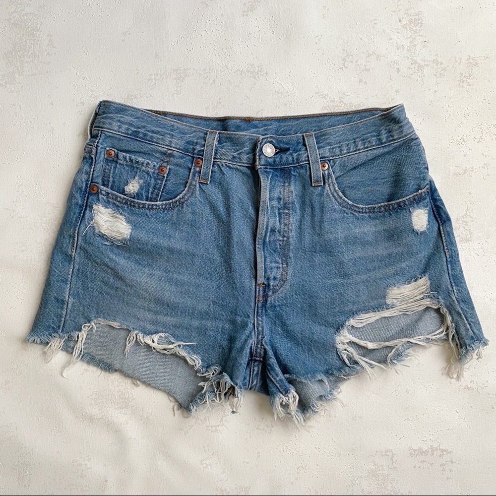 💗SOLD💗Levi’s 501 Distressed Jean Short Size W28